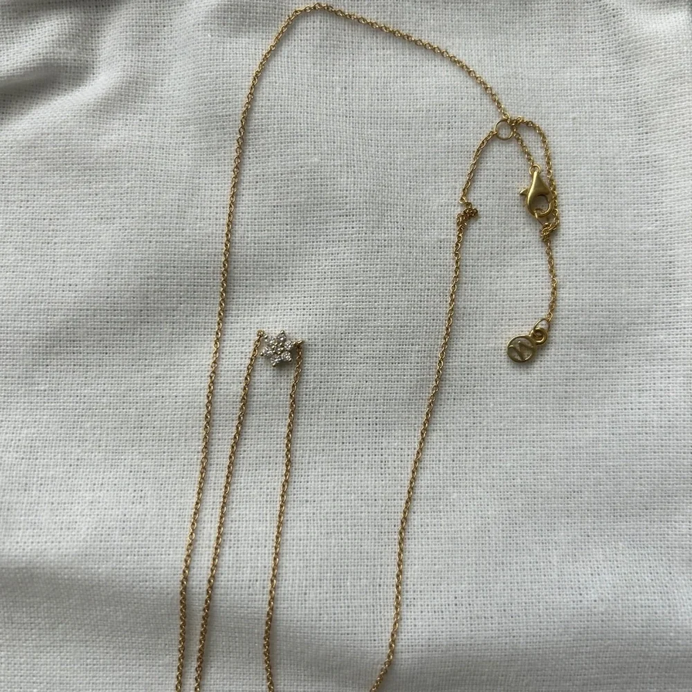 Mejuri flower necklace - Picture 3 of 3